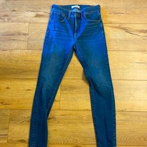 Very gently used 9” mid rise skinny jeans in a size 27. Madewell.